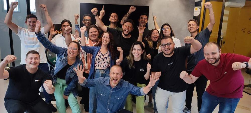 Equipe de varejo comemorando resultado